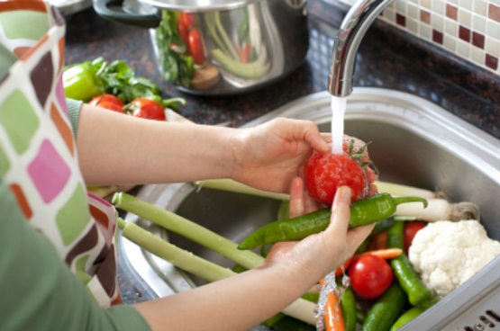 Kitchen-Pull-Out-Taps-Rinse-Fruits-and-Veggies-Thoroughly 