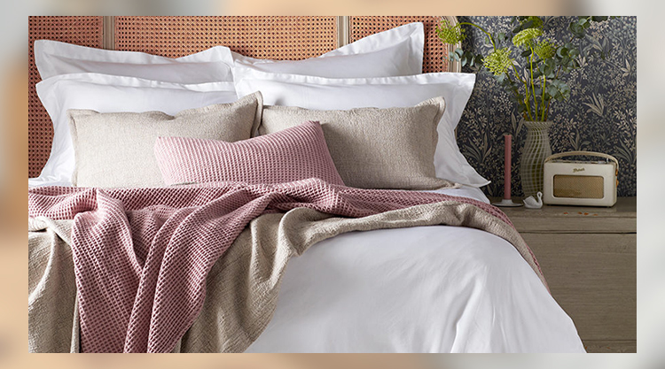 linen-pillows-in-bedroom