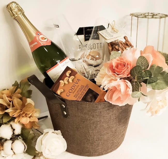 delicious champagne hampers