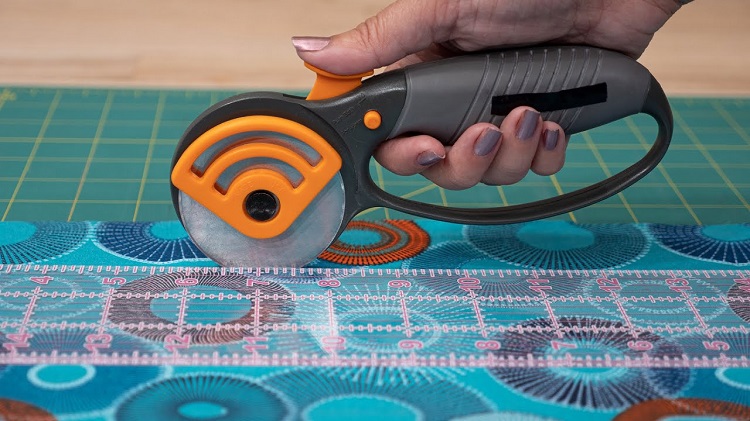 Cutting mat and rotary cutter